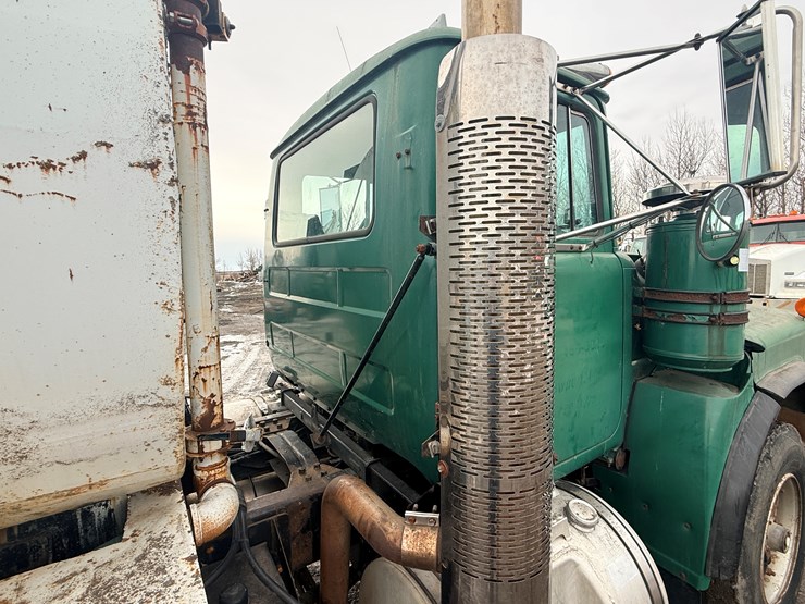 1999-mack-dm690-image-20