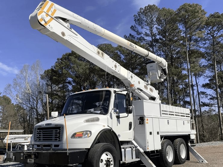 2016-freightliner-m2-106-image-1