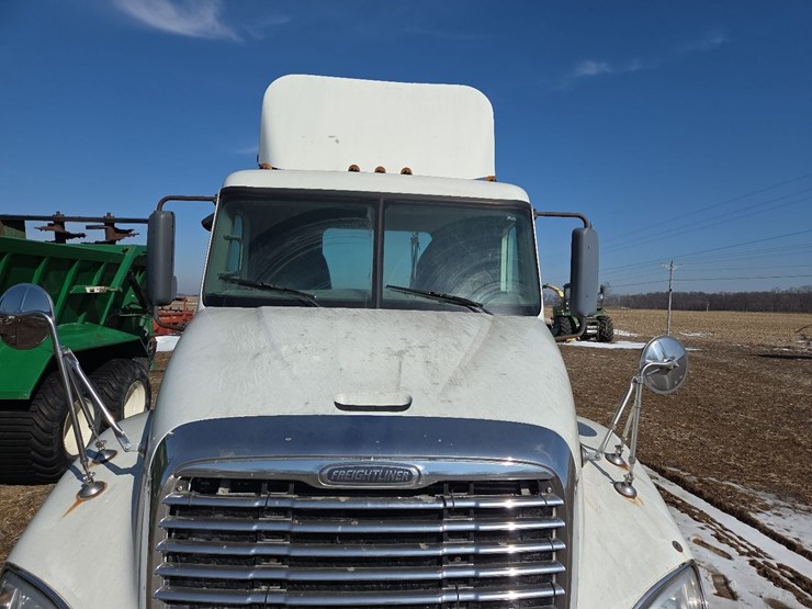 2007-freightliner-day-cab-semi-image-6