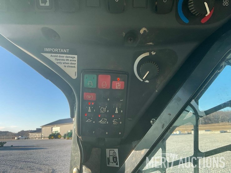 2022-deere-325g-image-30