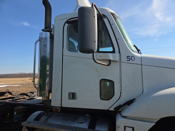 2007-freightliner-day-cab-semi-image-37