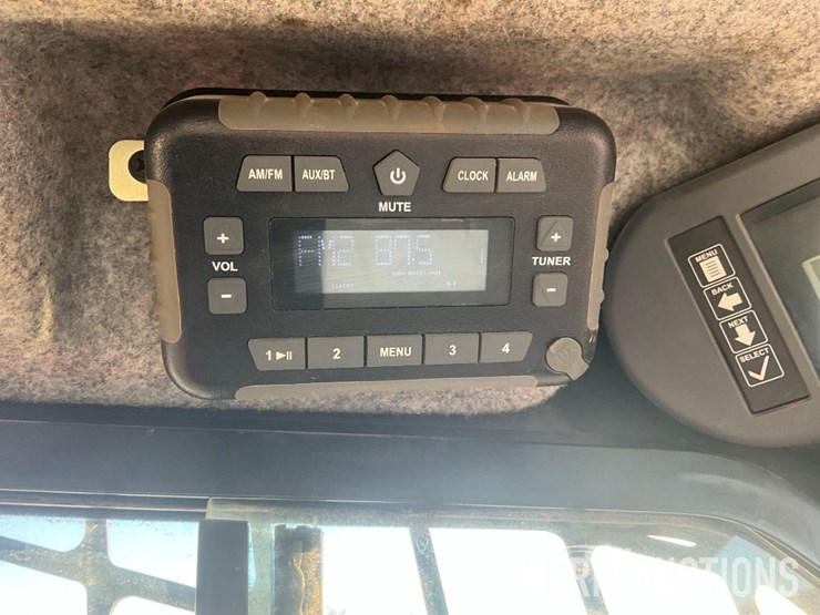 2022-deere-325g-image-32