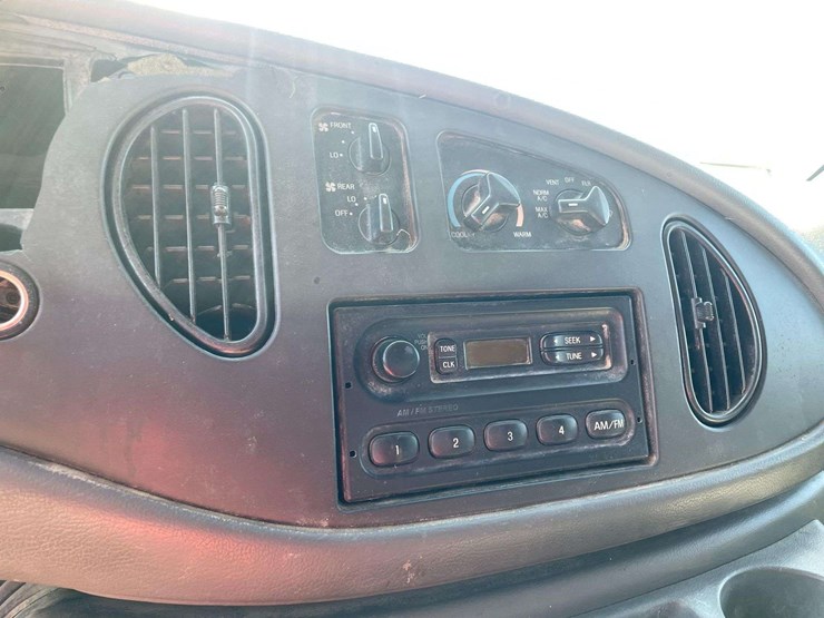 2005-ford-econoline-350xl-10-passenger-van-(80,129-miles)-image-13