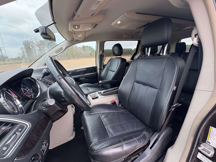 2014-chrysler-town-&-country-image-15