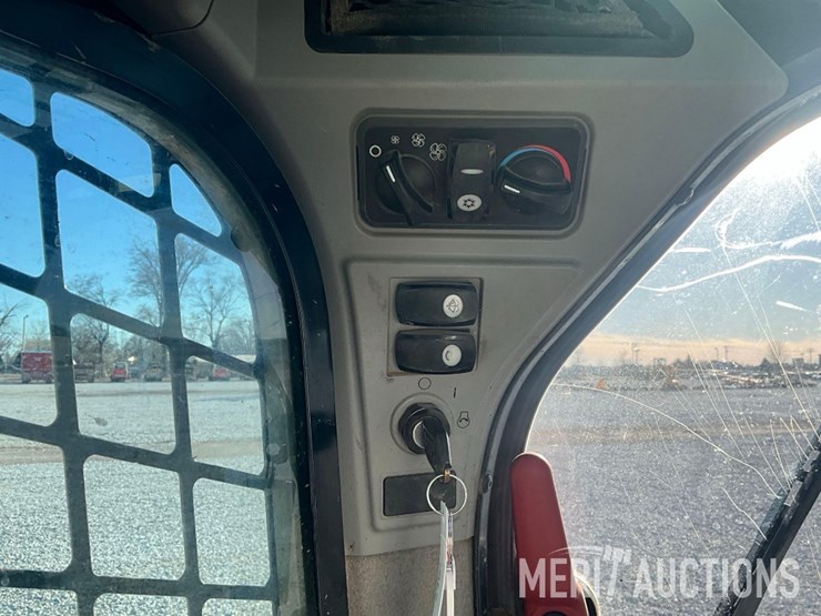 2015-caterpillar-259d-image-30