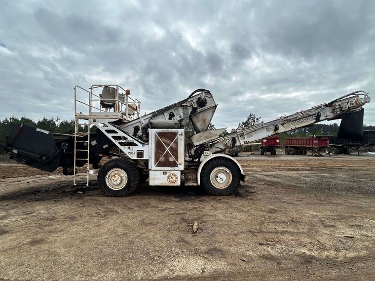 roadtec-mtv1000d-asphalt-material-transfer-buggy-image-5