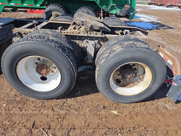 2007-freightliner-day-cab-semi-image-17