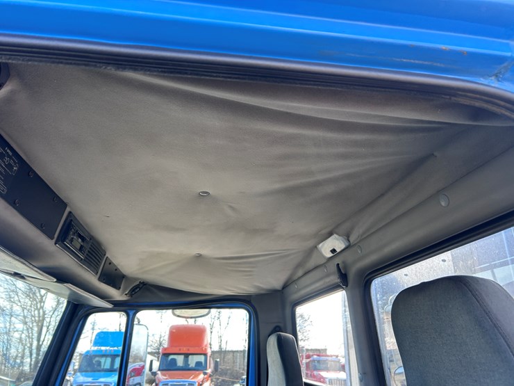 #1680-•-freightliner-day-cab-truck-tractor-image-47