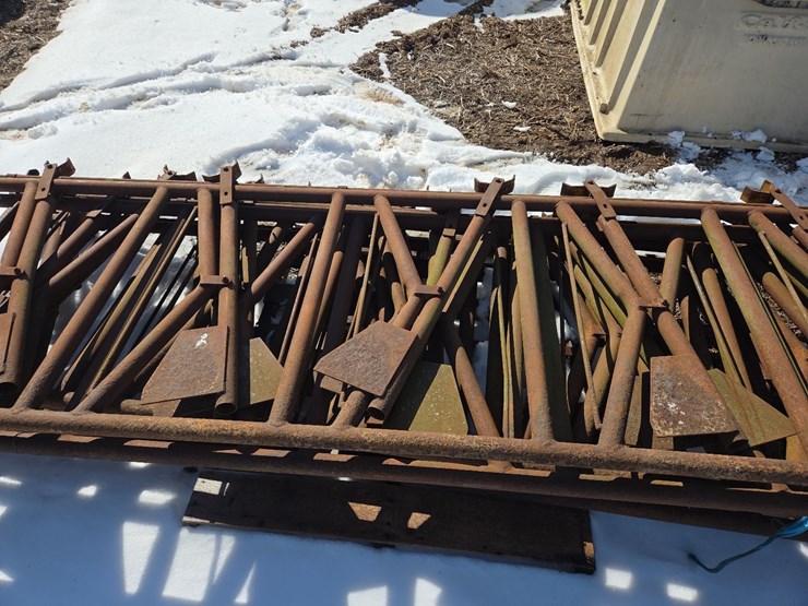 (5)-5-head-cattle-head-locks-image-12