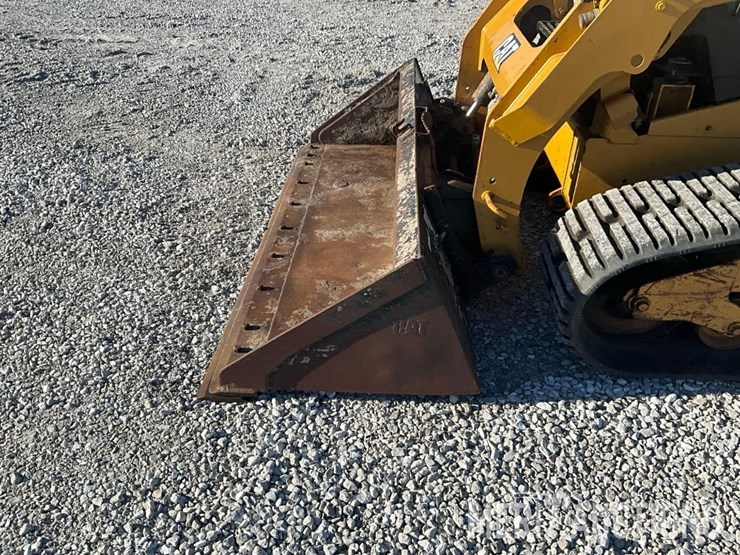 2015-caterpillar-259d-image-12