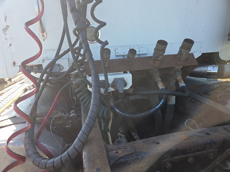 2007-freightliner-day-cab-semi-image-11