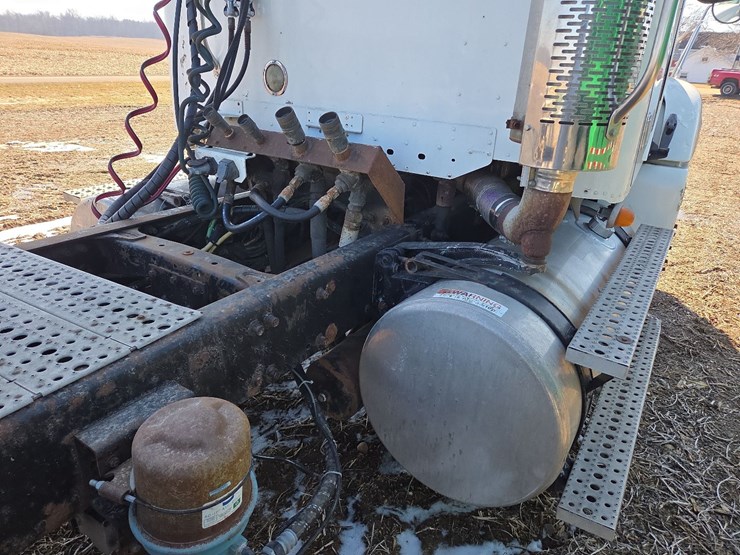 2007-freightliner-day-cab-semi-image-33