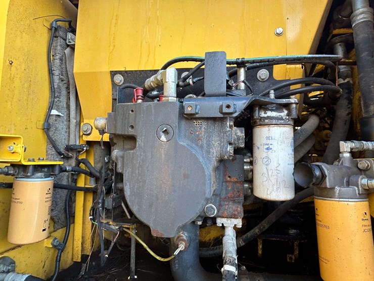 2015-komatsu-pc210-lc-10-image-17