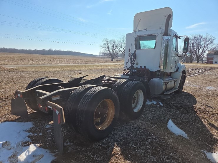 2007-freightliner-day-cab-semi-image-27