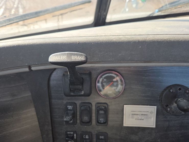 2007-freightliner-day-cab-semi-image-63