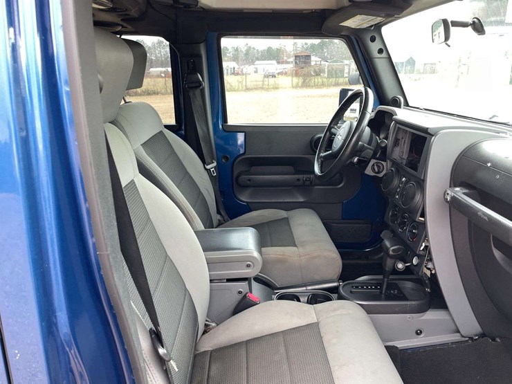 2010-jeep-wrangler-sport-image-18