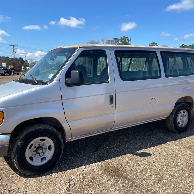 2005 Ford Econoline 350XL 10 Passenger Van (80,129 Miles)