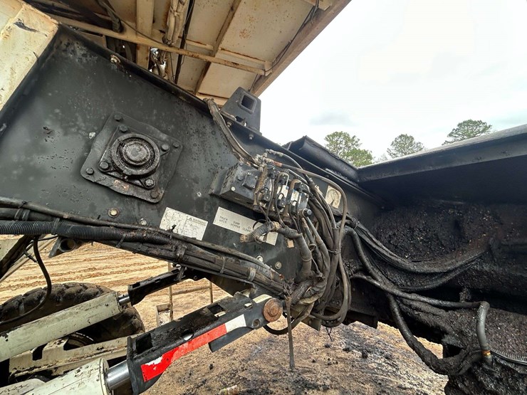 roadtec-mtv1000d-asphalt-material-transfer-buggy-image-13