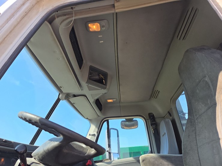 2007-freightliner-day-cab-semi-image-53