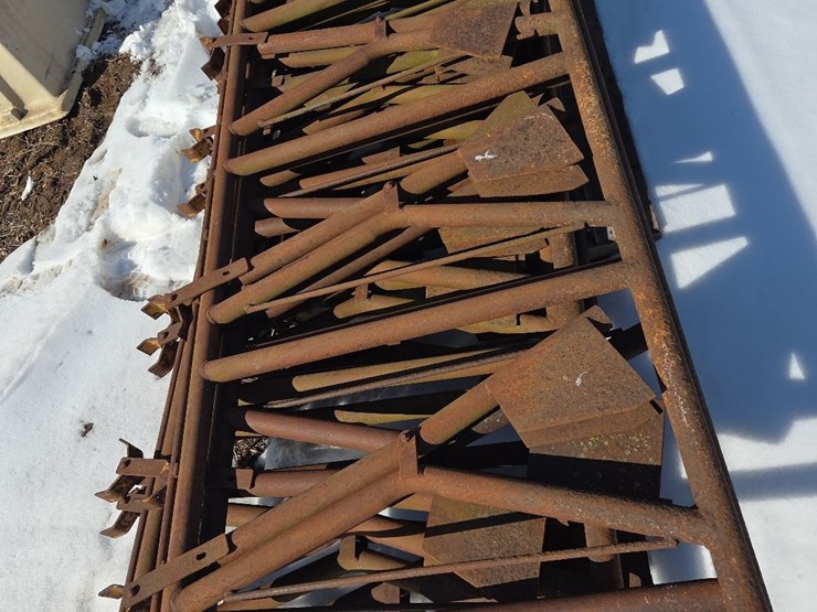 (5)-5-head-cattle-head-locks-image-2