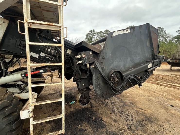 roadtec-mtv1000d-asphalt-material-transfer-buggy-image-9