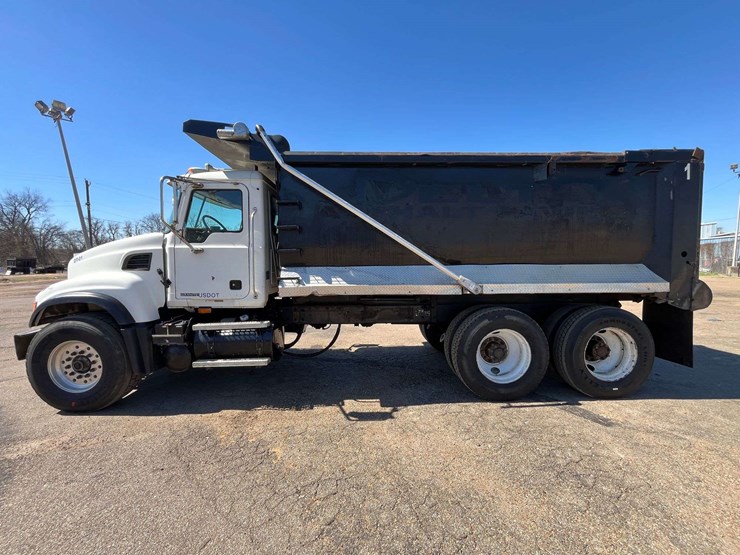 2004-mack-cv713-tandem-dump-truck-(481,756-miles)-image-31