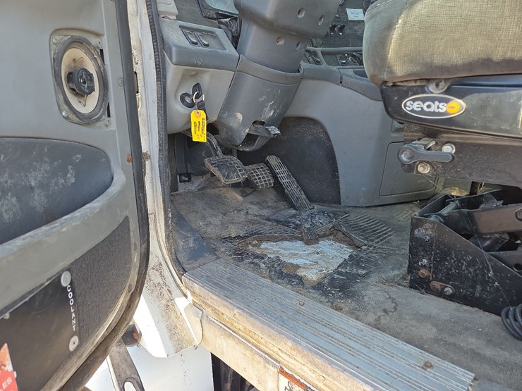 2007-freightliner-day-cab-semi-image-51