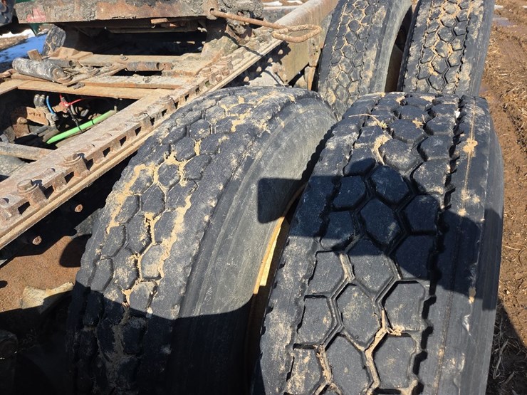 2007-freightliner-day-cab-semi-image-14