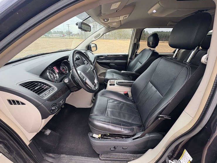 2014-chrysler-town-&-country-image-12