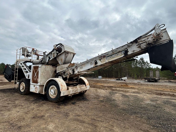 roadtec-mtv1000d-asphalt-material-transfer-buggy-image-6