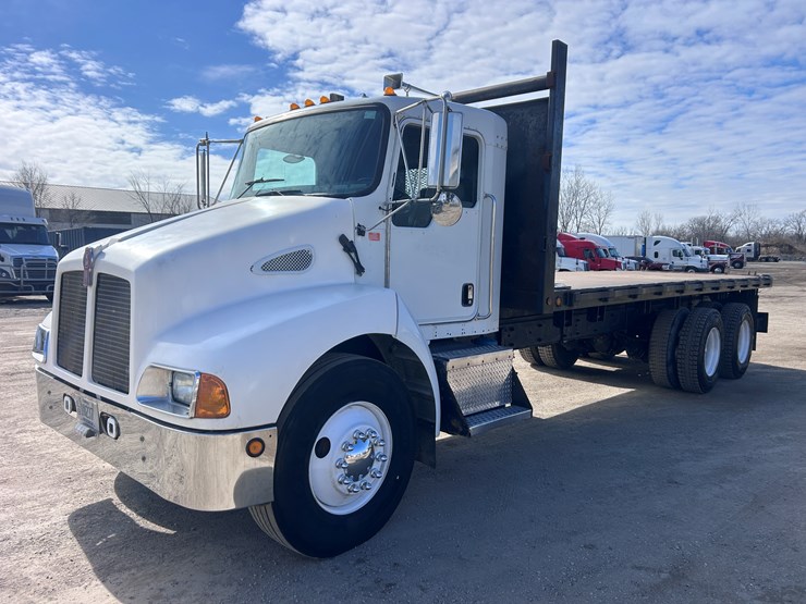 #1679-•-2003-kenworth-flatbed-truck-image-1