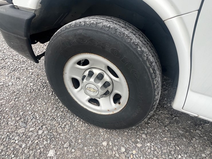 2012-chevrolet-express-g2500-image-8