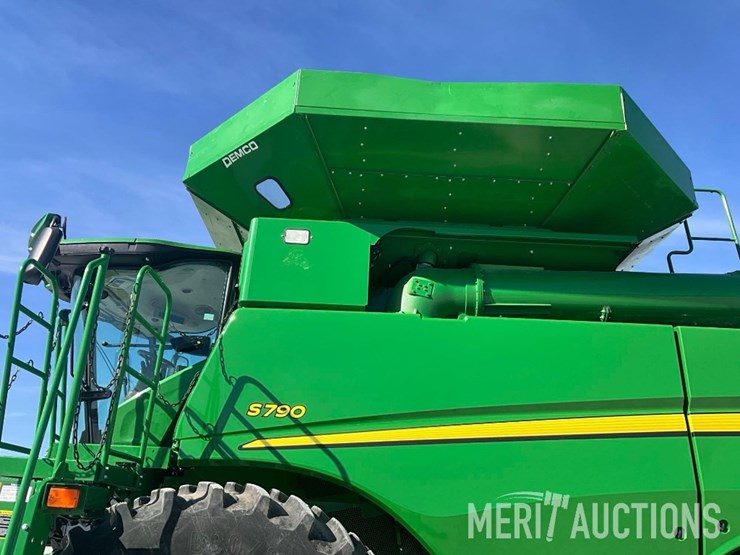 2021-john-deere-s790-image-12