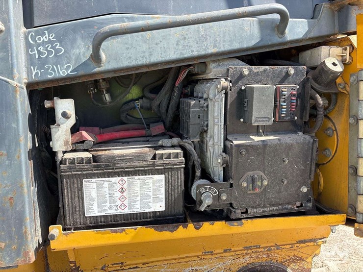 2014-deere-650k-lgp-image-10