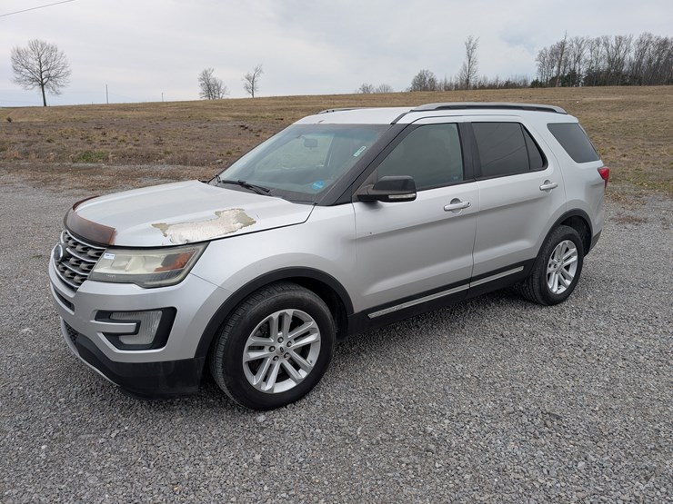 2016-ford-explorer-xlt-image-1