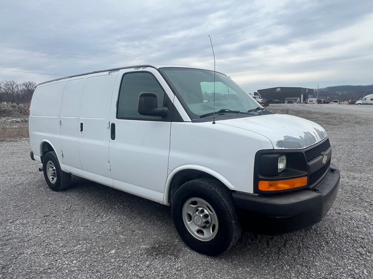 2012-chevrolet-express-g2500-image-2