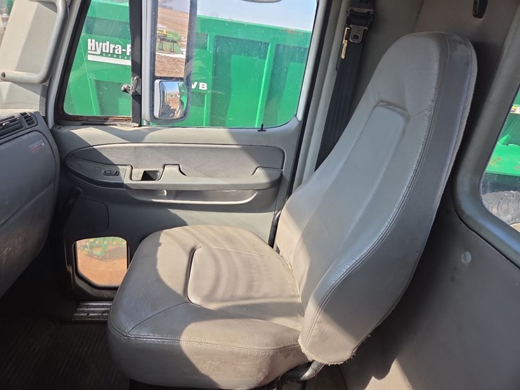 2007-freightliner-day-cab-semi-image-70