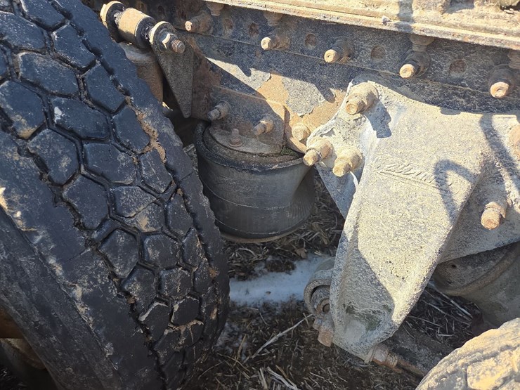 2007-freightliner-day-cab-semi-image-22