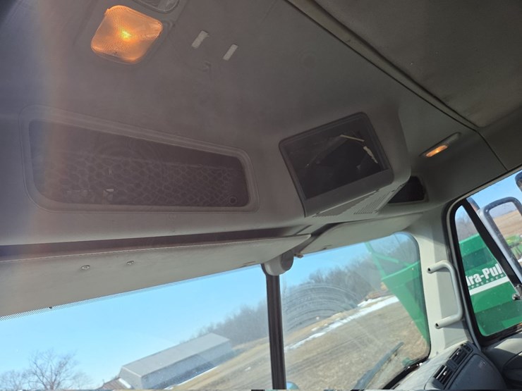 2007-freightliner-day-cab-semi-image-73