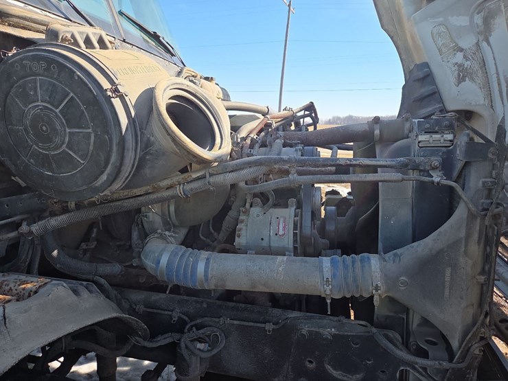 2007-freightliner-day-cab-semi-image-45