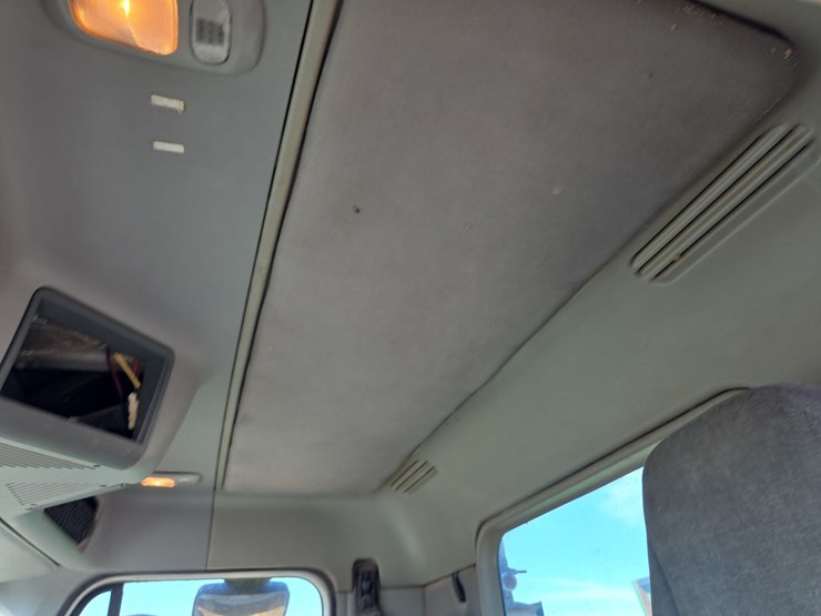 2007-freightliner-day-cab-semi-image-74