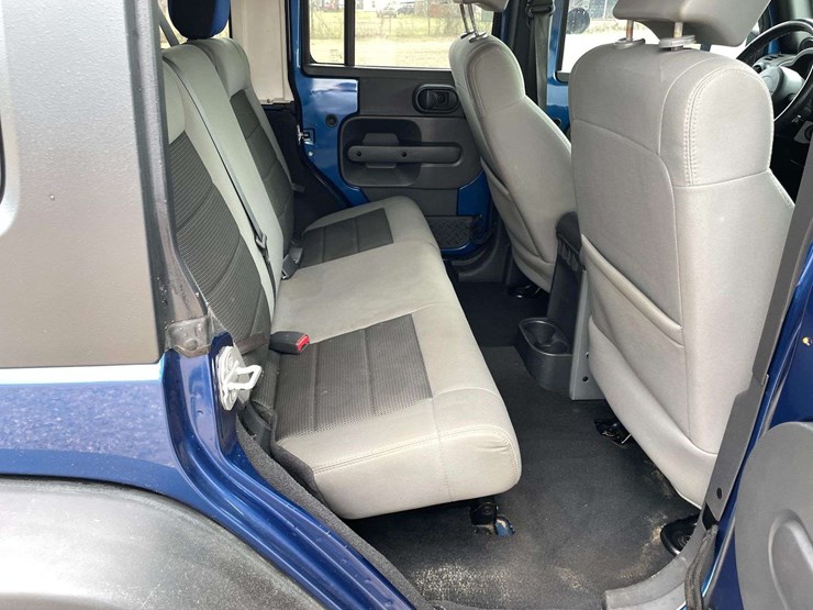 2010-jeep-wrangler-sport-image-16