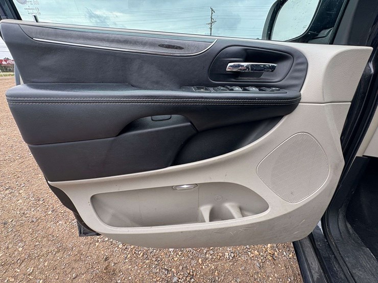 2014-chrysler-town-&-country-image-11