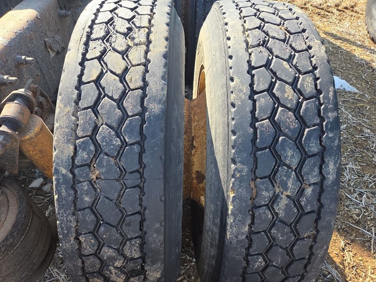 2007-freightliner-day-cab-semi-image-24