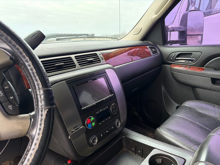 2011-chevrolet-3500-image-15