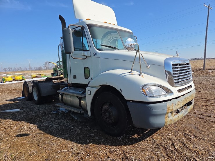 2007-freightliner-day-cab-semi-image-38