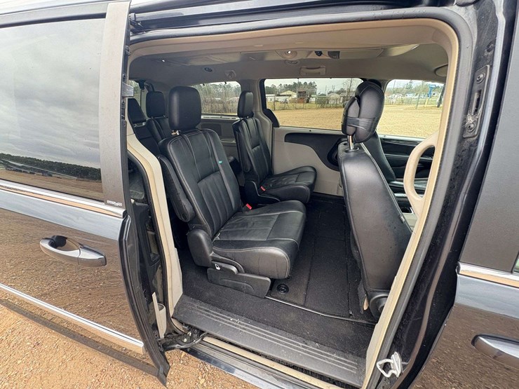 2014-chrysler-town-&-country-image-21