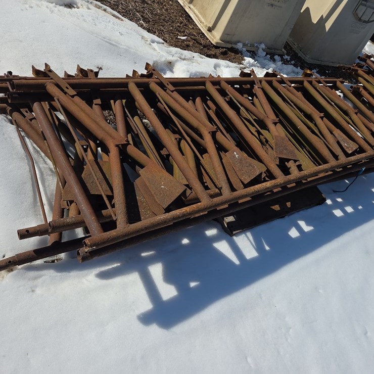 (5) 5 head cattle head locks