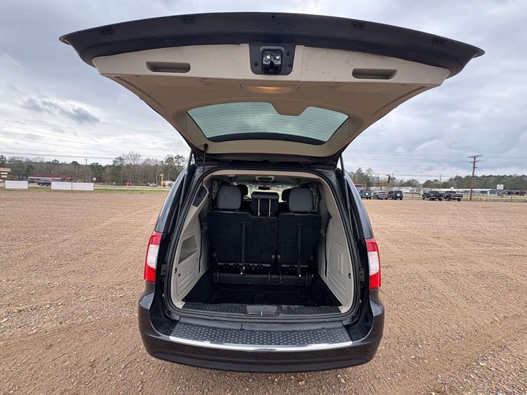 2014-chrysler-town-&-country-image-19