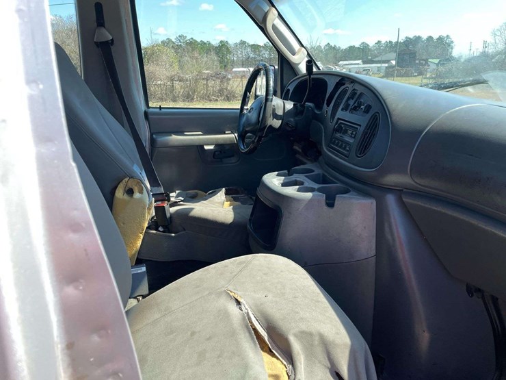 2005-ford-econoline-350xl-10-passenger-van-(80,129-miles)-image-17